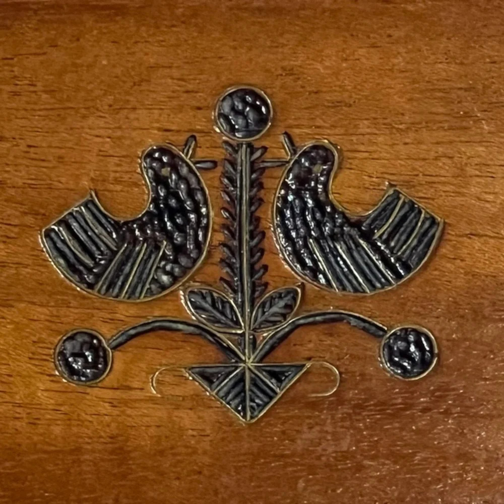Mid Century Modern Polish Folk Art trinket box with brass inlay bird carvings - Picture 4 of 11
